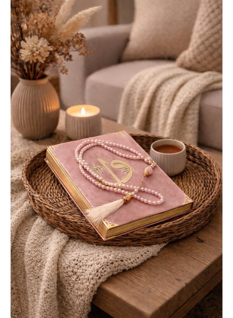 أولودينيز  5 قطع – طقم هدية إسلامية فاخر يضم مصحف المدينة بغلاف مخملي، سجادة صلاة، حجاب، ومسبحة تسبيح ضمن علبة فاخرة - Image 3